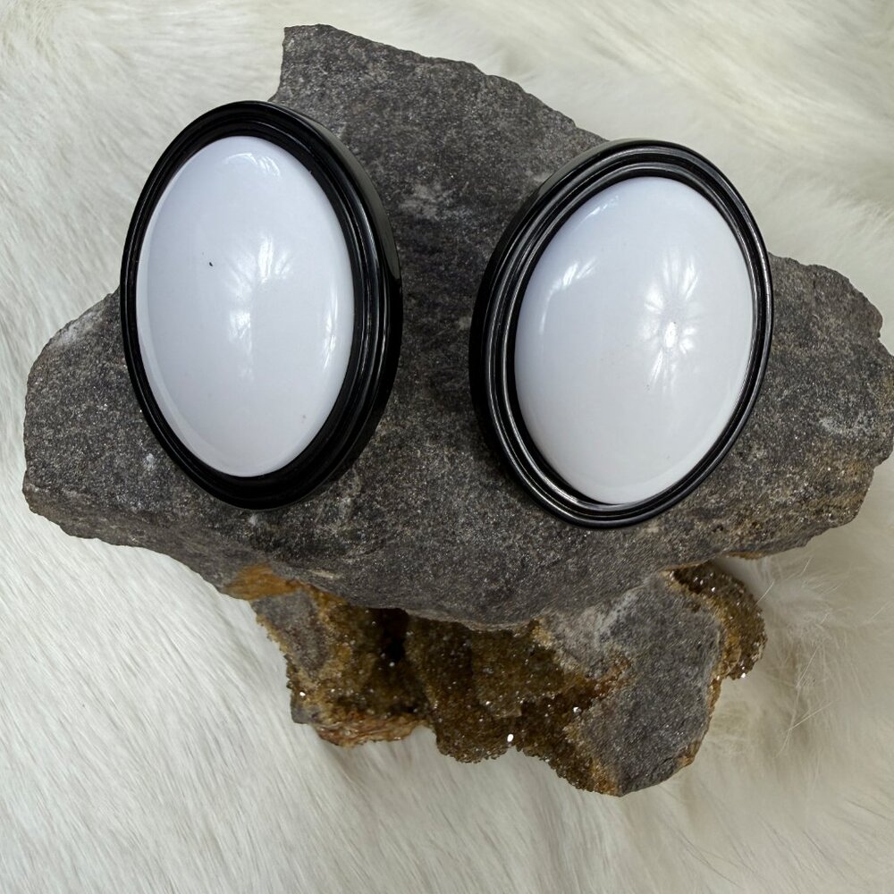 Vintage Black & White Plastic Oval Pierced Stud Earrings 1.5" X 1" - Picture 5 of 6